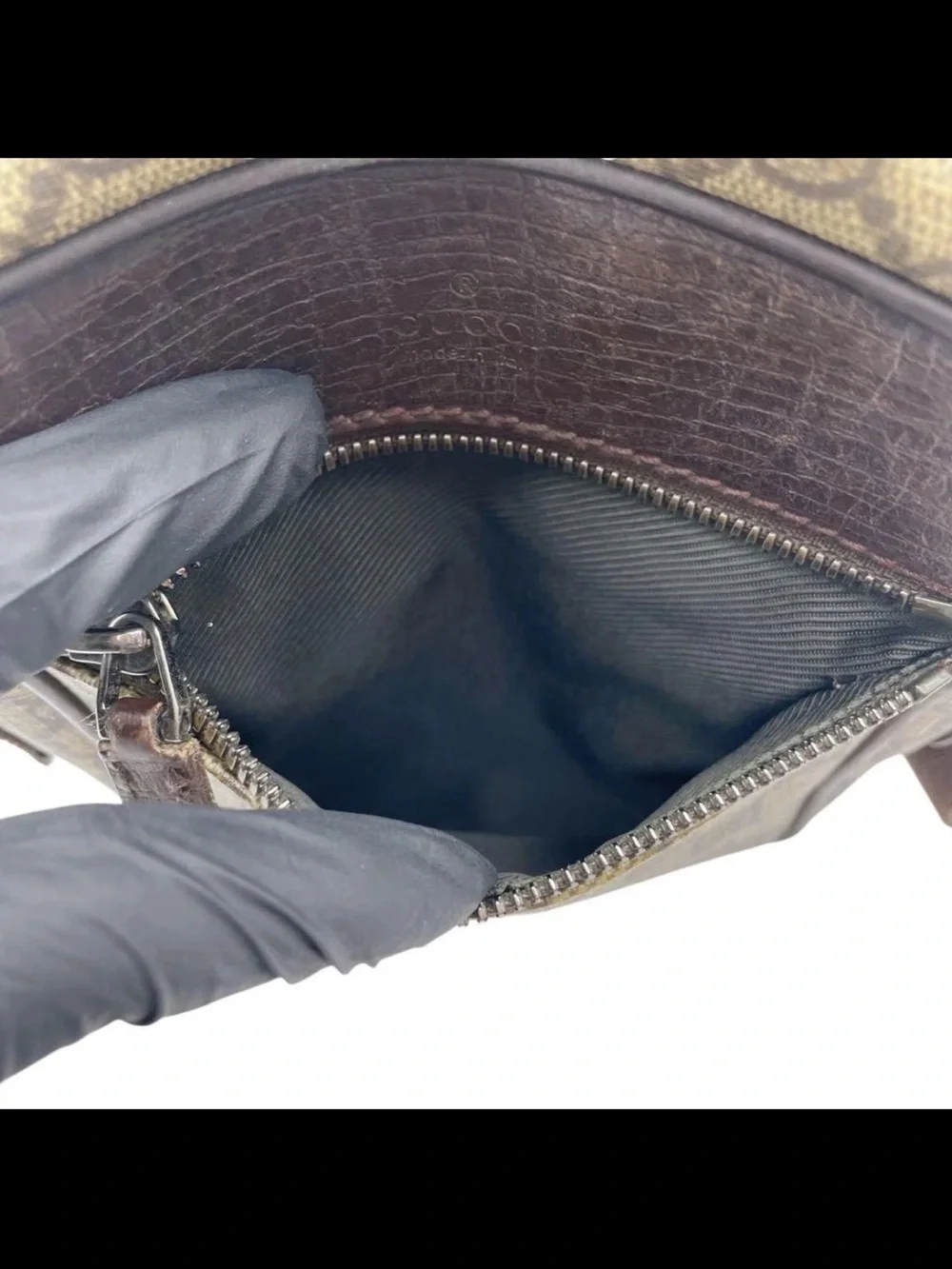 Gucci compact messenger